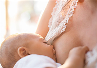 新生儿的吃奶量标准 新手妈妈如何判断奶量够不够