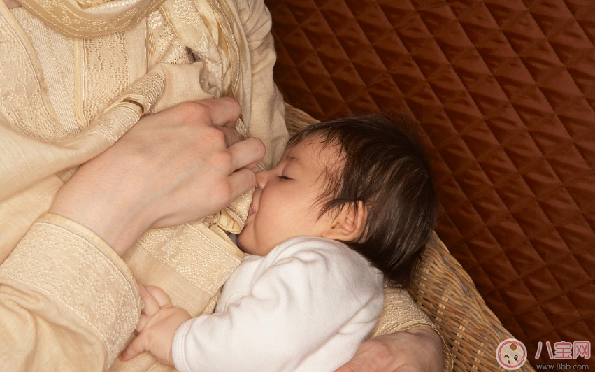 吃了咳嗽药可以喂奶吗 哺乳的时候吃药可以给宝宝吃奶吗