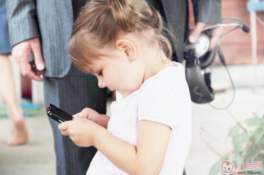 孩子玩手机上瘾家长怎么教育 如何正确的引导孩子玩手机