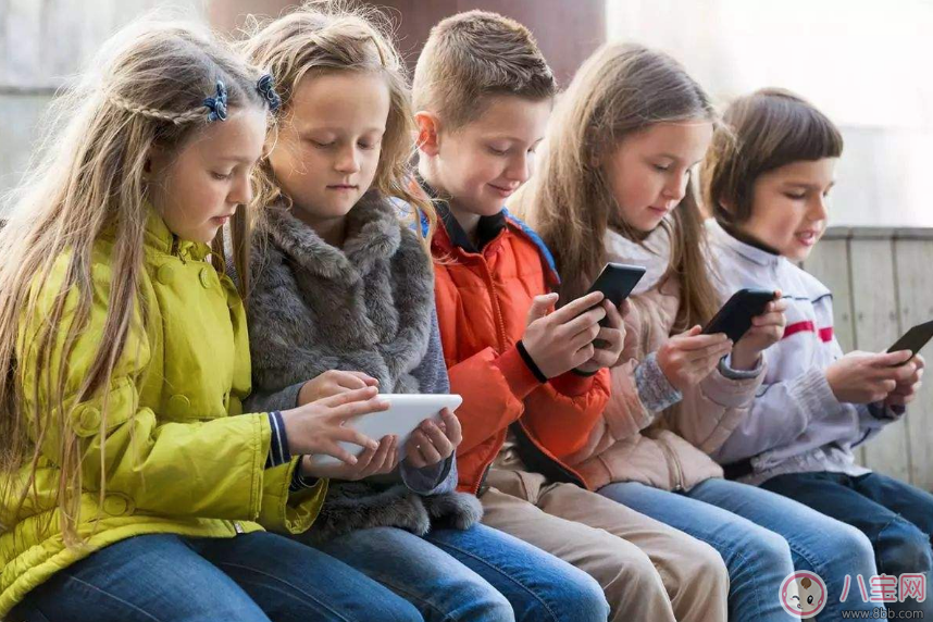 孩子玩手机上瘾家长怎么教育 如何正确的引导孩子玩手机