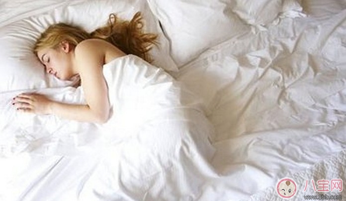 女朋友总喜欢裸睡怎么办 女人裸睡对身体到底好不好