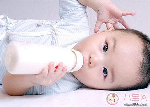 孩子吃奶时打嗝是什么原因 孩子吃奶打嗝解决技巧推荐