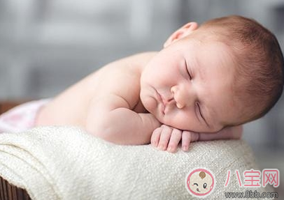 新生儿吃奶频繁睡觉短怎么回事 新生儿睡觉时间短易醒怎么办