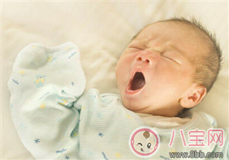 新生儿吃奶频繁睡觉短怎么回事 新生儿睡觉时间短易醒怎么办