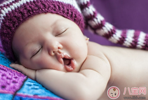 为什么宝宝总是张着嘴 宝宝睡觉张嘴正常吗