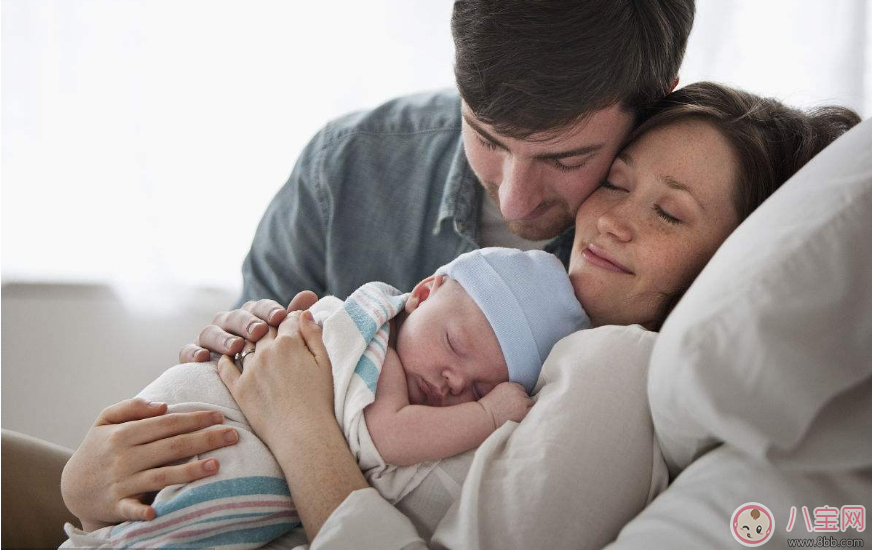 刚生下来的婴儿怎么抱 抱新生儿需注意哪些问题