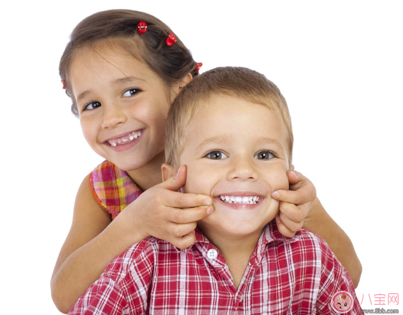 孩子换牙说话结巴怎么办 孩子换牙齿的时候不自信怎么安抚