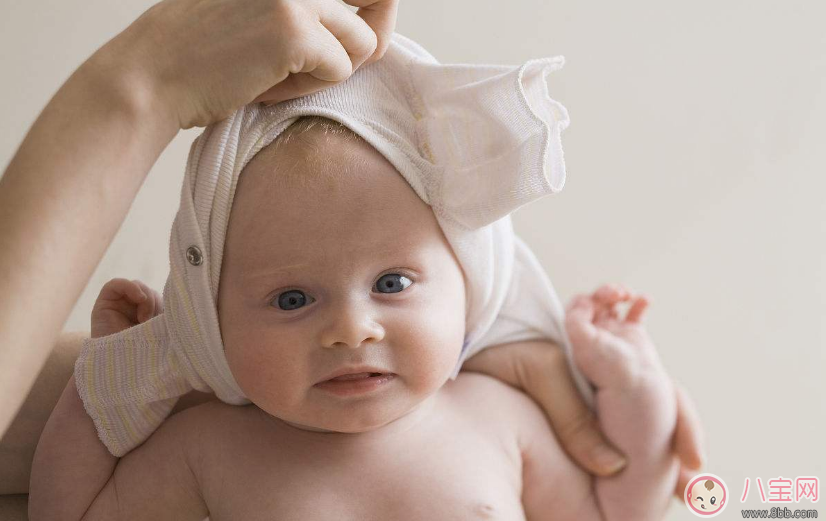 初生宝宝的衣服如何选购 哪些品牌的婴儿衣适合新生儿
