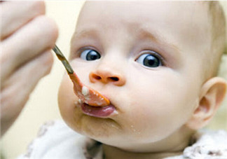 宝宝吃辅食过敏的症状 宝宝辅食过敏怎么办