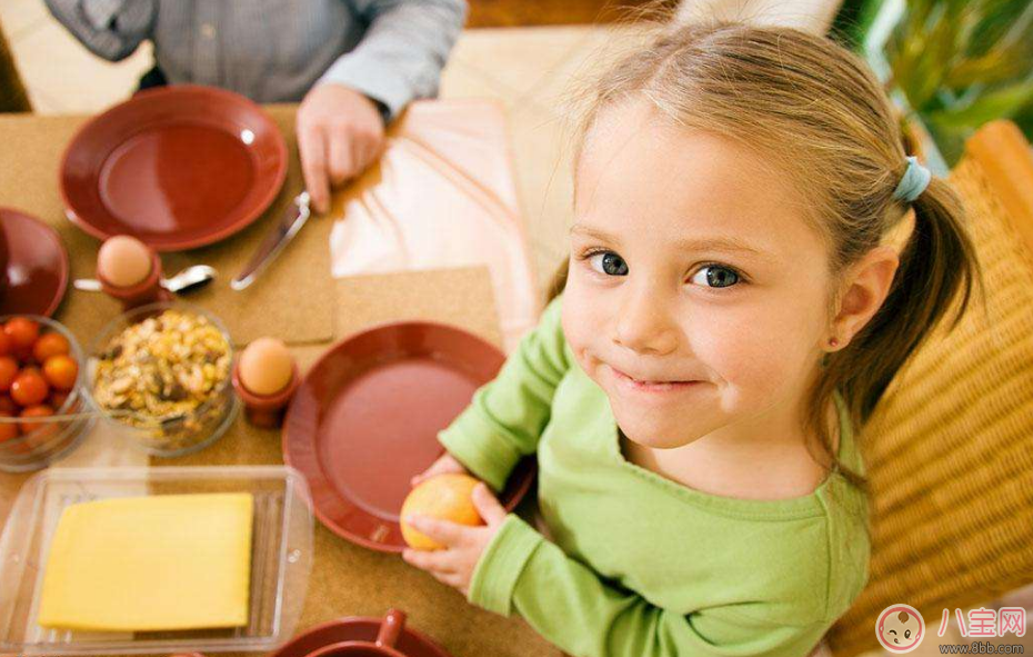 怎么让孩子乖乖坐在桌上吃饭 孩子的餐桌礼仪怎么培养