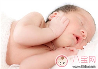 新生儿是侧睡好还是仰睡好 新生儿睡觉能不能侧睡