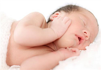 新生儿是侧睡好还是仰睡好 新生儿睡觉能不能侧睡