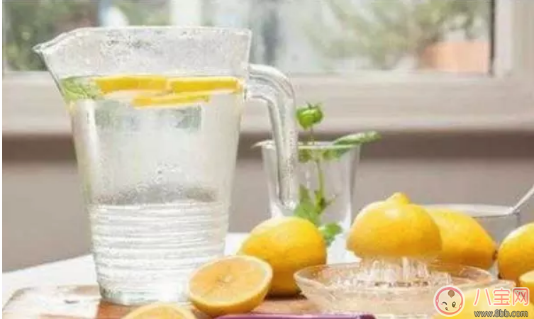 哺乳期能喝柠檬水吗 柠檬水可以净化母乳吗