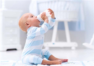 宝宝只吃母乳不吃奶粉怎么办 宝宝不爱吃奶粉的妙招