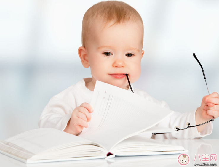 为什么宝宝喜欢倒着看书 宝宝倒着看书正常吗