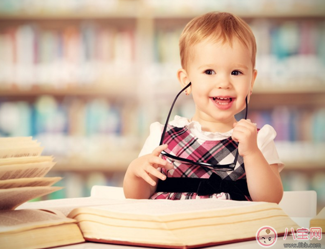 为什么宝宝喜欢倒着看书 宝宝倒着看书正常吗