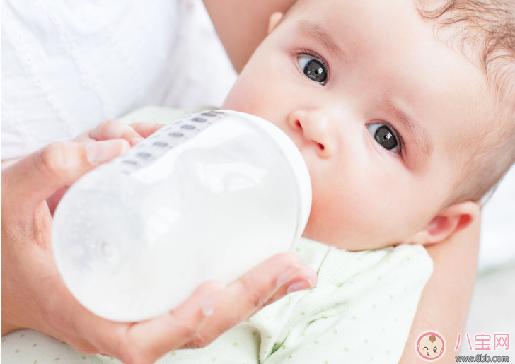 怎么判断宝宝喝奶粉是否吃饱 不同阶段宝宝需要泡多少奶粉