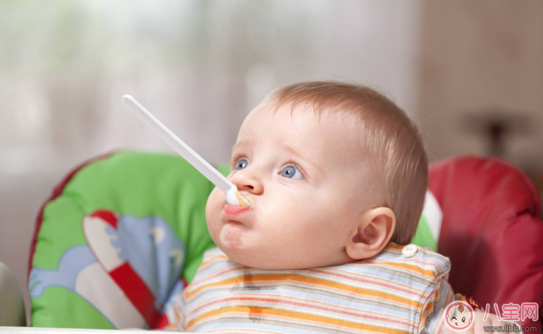 一岁宝宝能不能跟大人一起吃饭 一周岁宝宝可以跟大人吃一样的饭菜吗