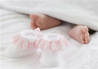 婴儿睡觉要穿袜子吗 婴儿睡觉穿袜子好不好