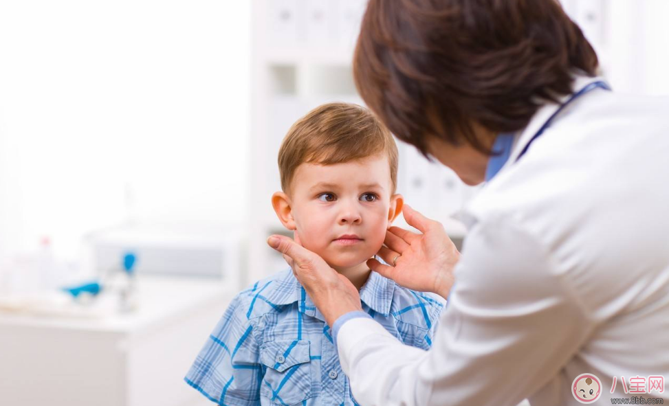 如何区分小儿扁桃体发炎是细菌性还是病毒性 孩子喉咙痛是病毒感染还是细菌感染