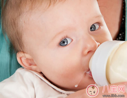 溢奶和吐奶有什么区别 怎样判断宝宝是吐奶还是溢奶