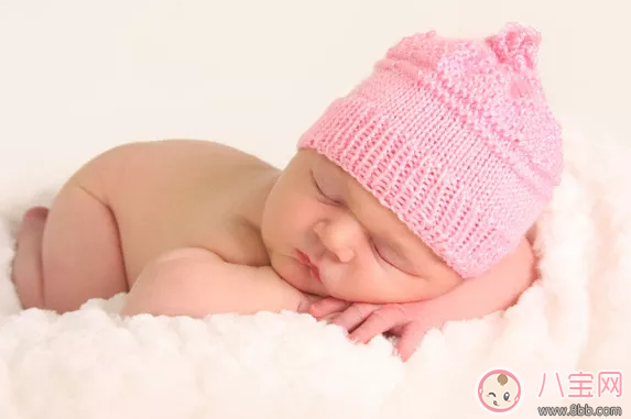 宝宝睡觉歪脖子怎么办 新生儿斜颈和睡觉姿势有关系吗