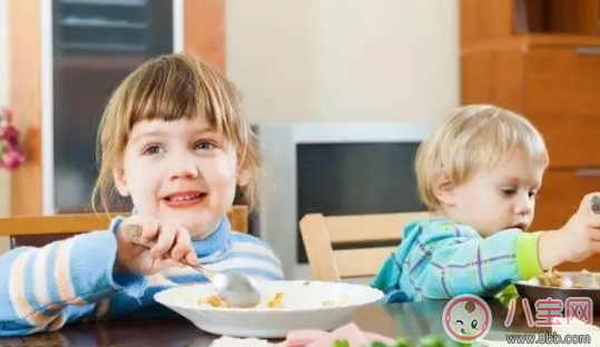 宝宝几岁能吃大人的饭菜 宝宝太早吃大人饭有哪些影响