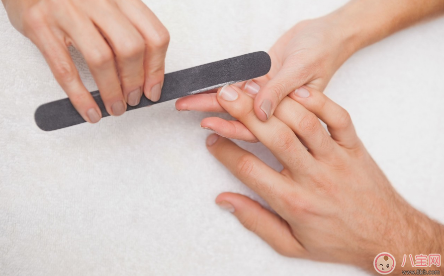 指甲泛黄如何治疗 造成指甲发黄的原因是什么