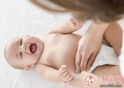 婴儿尿不湿多久换一次 换尿不湿的正确方法图解