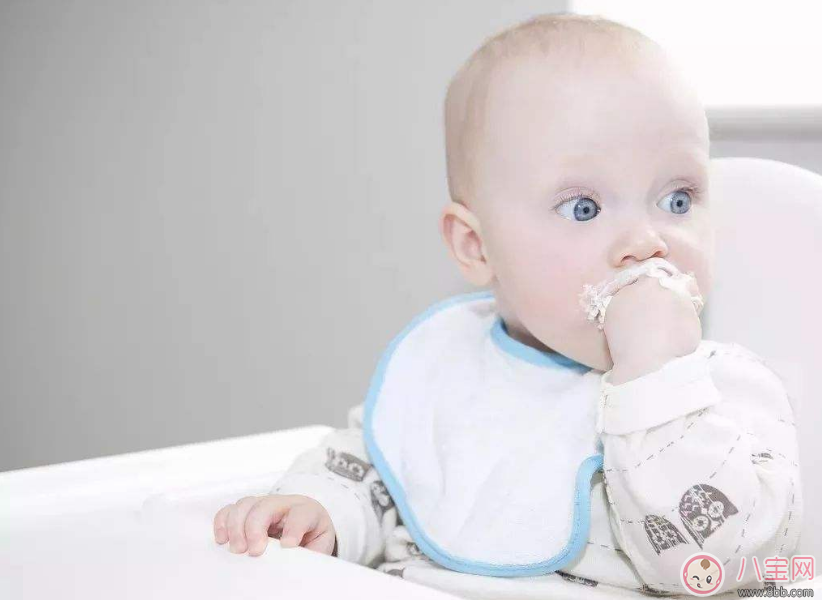 怎么判断宝宝是不是饿了 宝宝吃手时是饿了吗