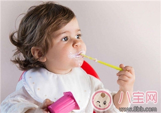一岁前宝宝适合喝什么样的酸奶 如何给小宝宝挑选酸奶 