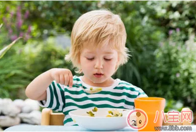 带孩子吃饭哪些事是不能做的 孩子吃饭哪些行为对胃有伤害