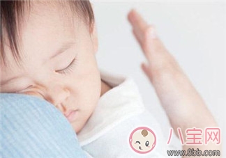 宝宝抱着睡觉好不好 宝宝抱睡的危害