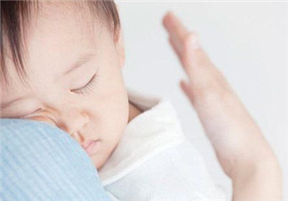 宝宝抱着睡觉好不好 宝宝抱睡的危害