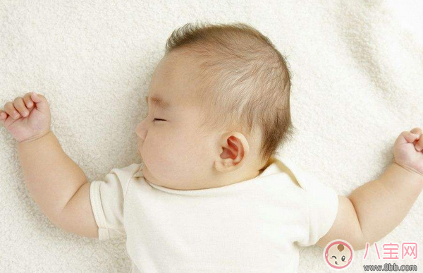 宝宝睡觉经常举起双手好不好 为什么宝宝睡觉爱举起双手