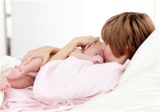产后荨麻疹可以哺乳吗 哺乳期妈妈荨麻疹宝宝吃奶会怎样