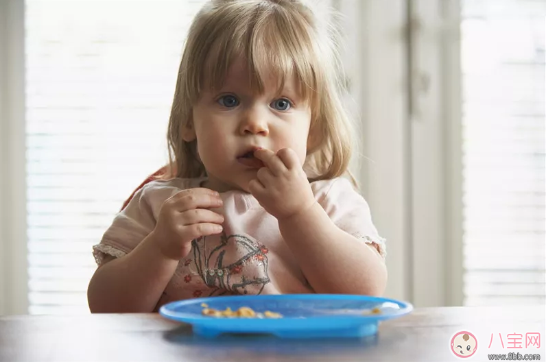 孩子吃饭的时候喜欢捣乱怎么办 孩子吃饭不安分解决方法