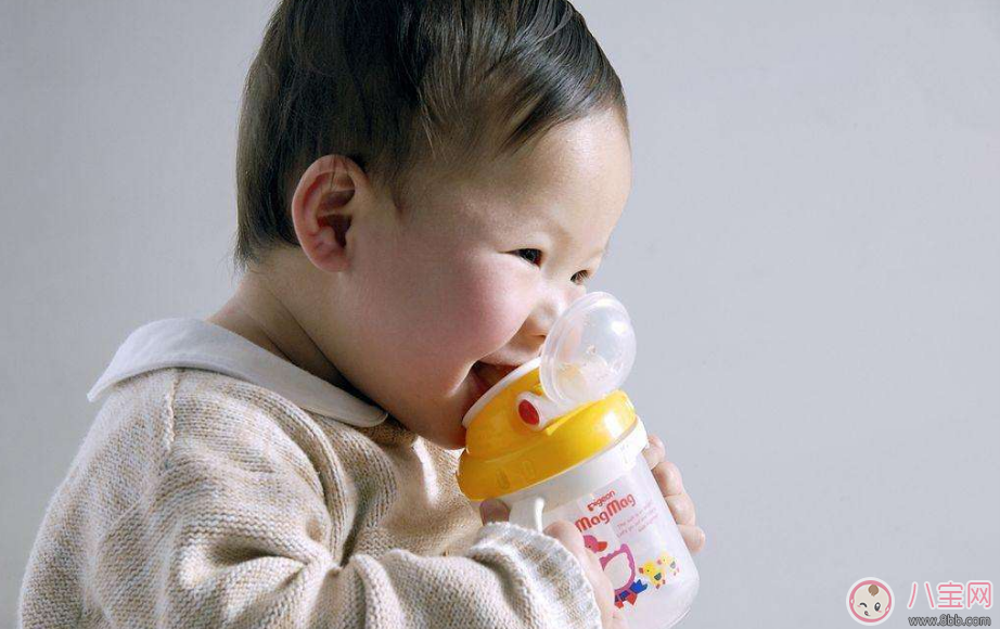 宝宝喜欢喝果汁不爱喝水怎么办 孩子不爱喝水怎么解决