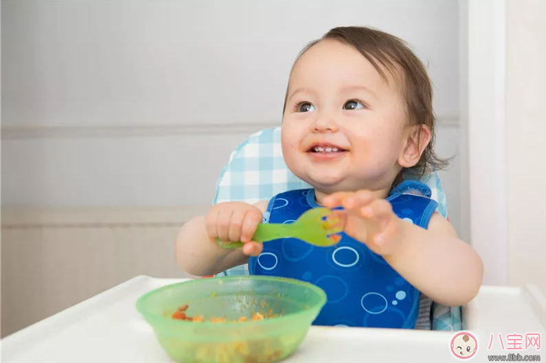 孩子吃饭的时候喜欢捣乱怎么办 孩子吃饭不安分解决方法