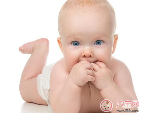 婴儿喜欢吃手好不好 为什么宝宝喜欢吃手