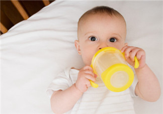 母乳喂养还要喂水吗 什么时候该给宝宝喂水