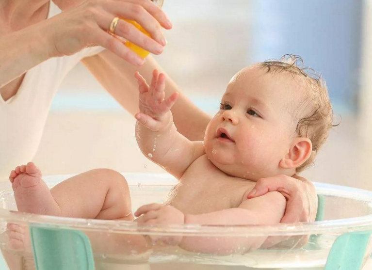 宝宝皮肤过敏可以洗澡吗 宝宝皮肤过敏涂什么药好