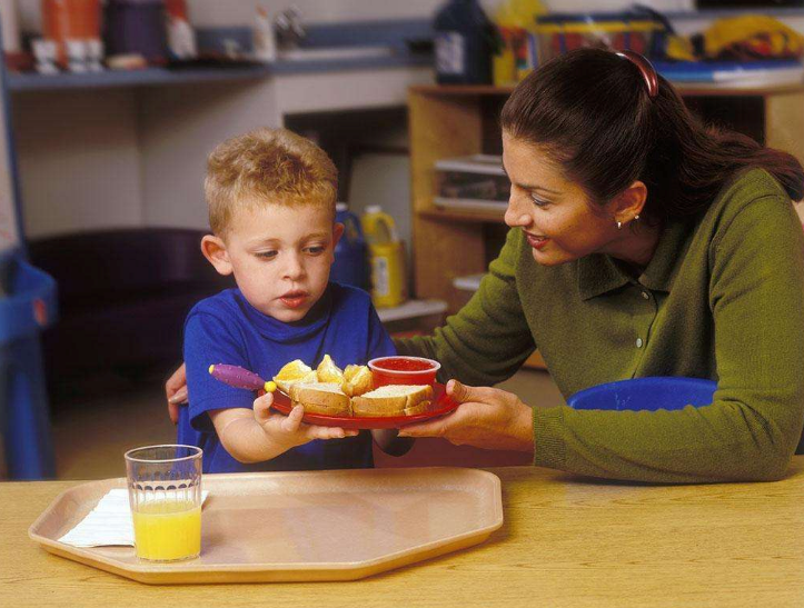 孩子在幼儿园总是挑食怎么办 幼儿园里孩子不好好吃饭老师如何做