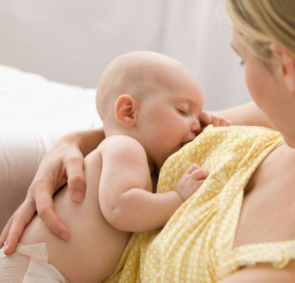 为什么宝宝常在喝奶时睡着 如何帮助宝宝醒来保持清醒