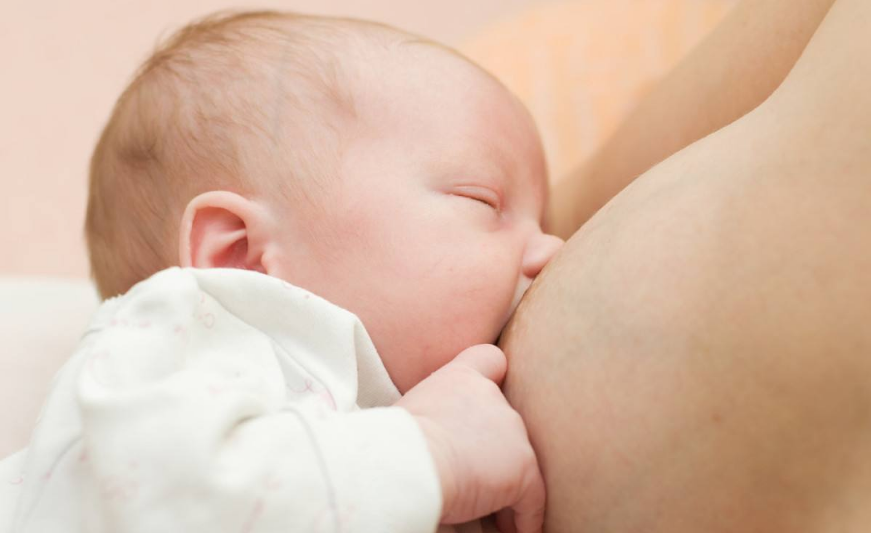 为什么宝宝常在喝奶时睡着 如何帮助宝宝醒来保持清醒