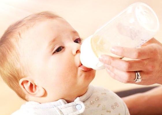 小孩吃奶吃到多大最好 母乳什么时候断奶最合适