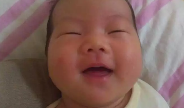为什么宝宝睡觉会咧着嘴　宝宝睡觉咧嘴笑正不正常