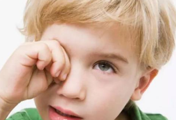 两岁宝宝学别人眨眼睛怎么办 宝宝经常眨眼睛怎么教育