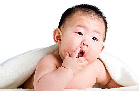 宝宝喜欢吃手好不好 吃手会影响宝宝长牙吗
