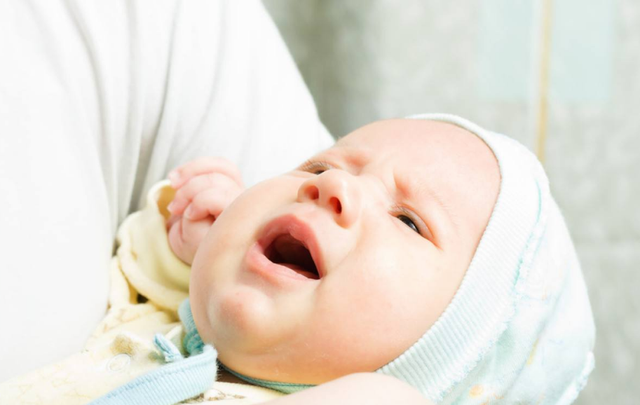 如何分辨孩子的哭声 宝宝一哭就抱是不是会宠坏他